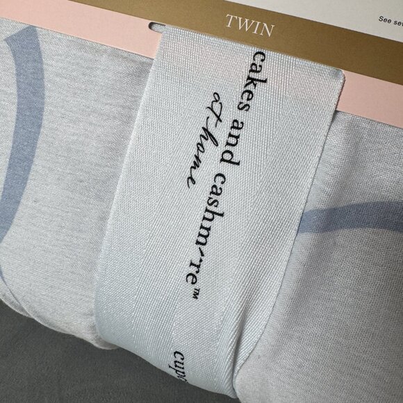 Cupcakes & Cashmere Blue &‎ White Bow Reversible Gauze Blanket 68" x 86" NWT - Picture 6 of 7